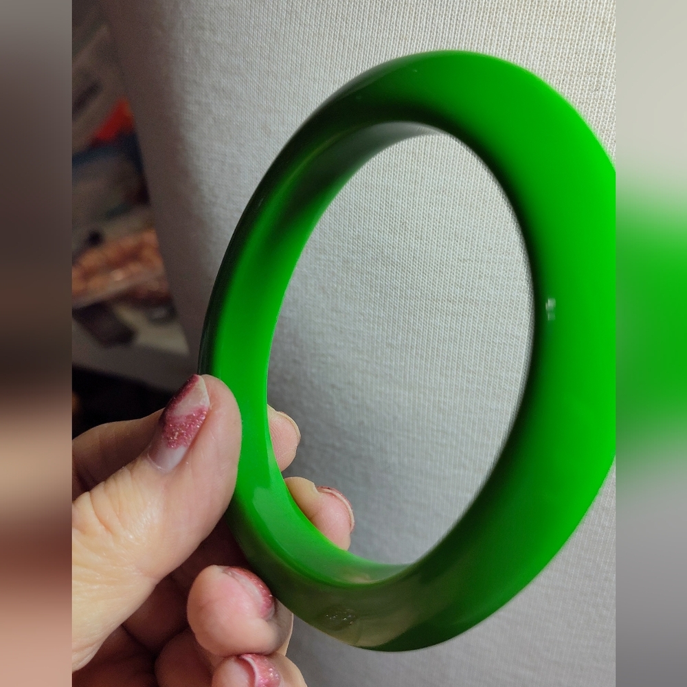 Jolly Green Oval Bangle Bracelet Nwot